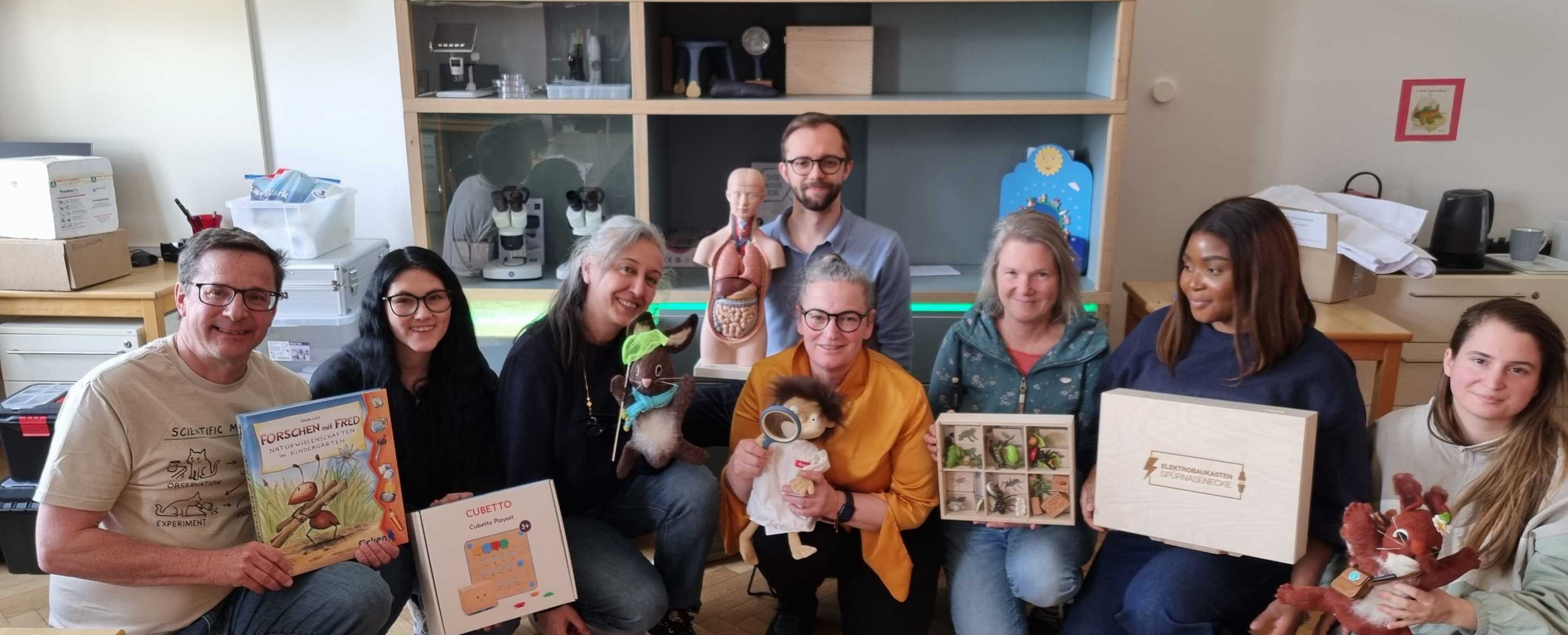 Forschende beim Entdecken - Präsentation von Lehrmaterialien