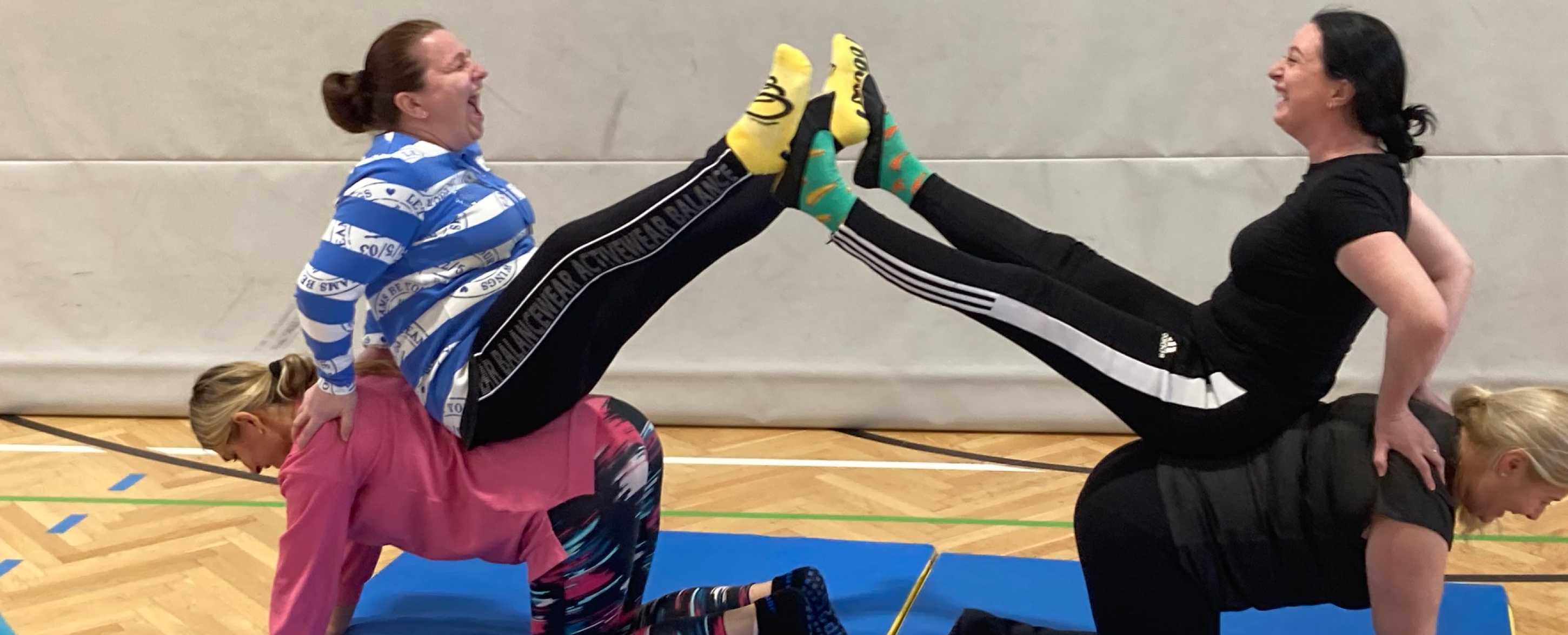 Akrobatikübung von Studierenden