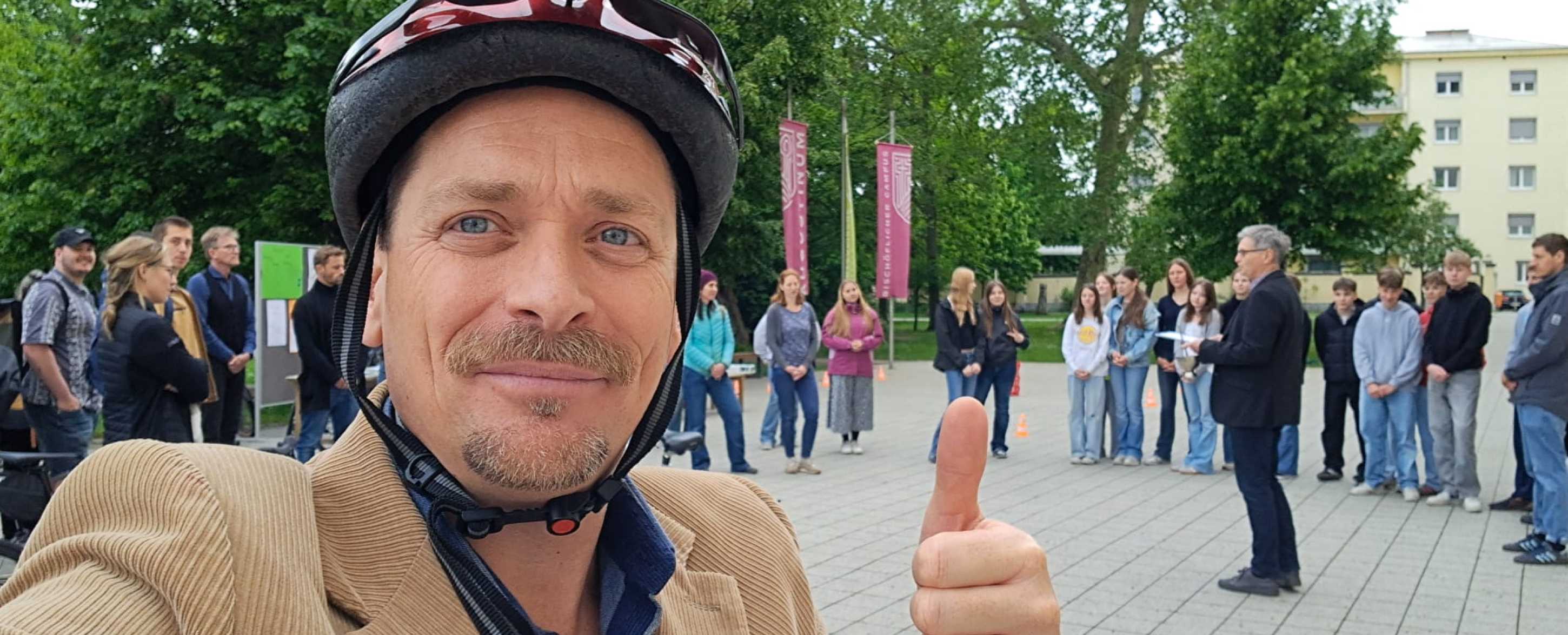 Fahrradsegnung - Gruppe - Lehrender im Vordergrund mit erhobenem Daumen