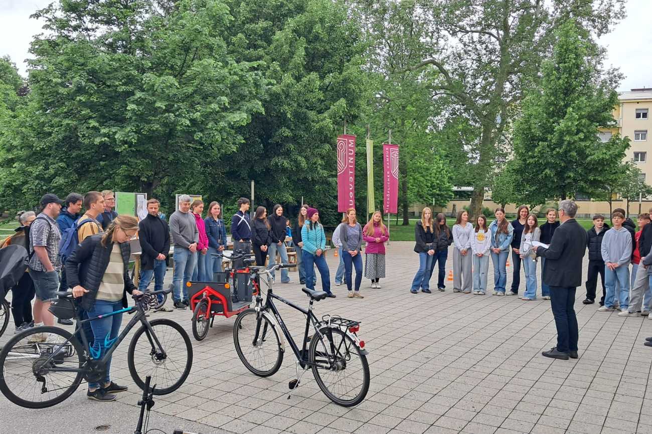 Menschengruppe bei Radsegnung