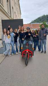 Schüler*innen mit Lastenrad
