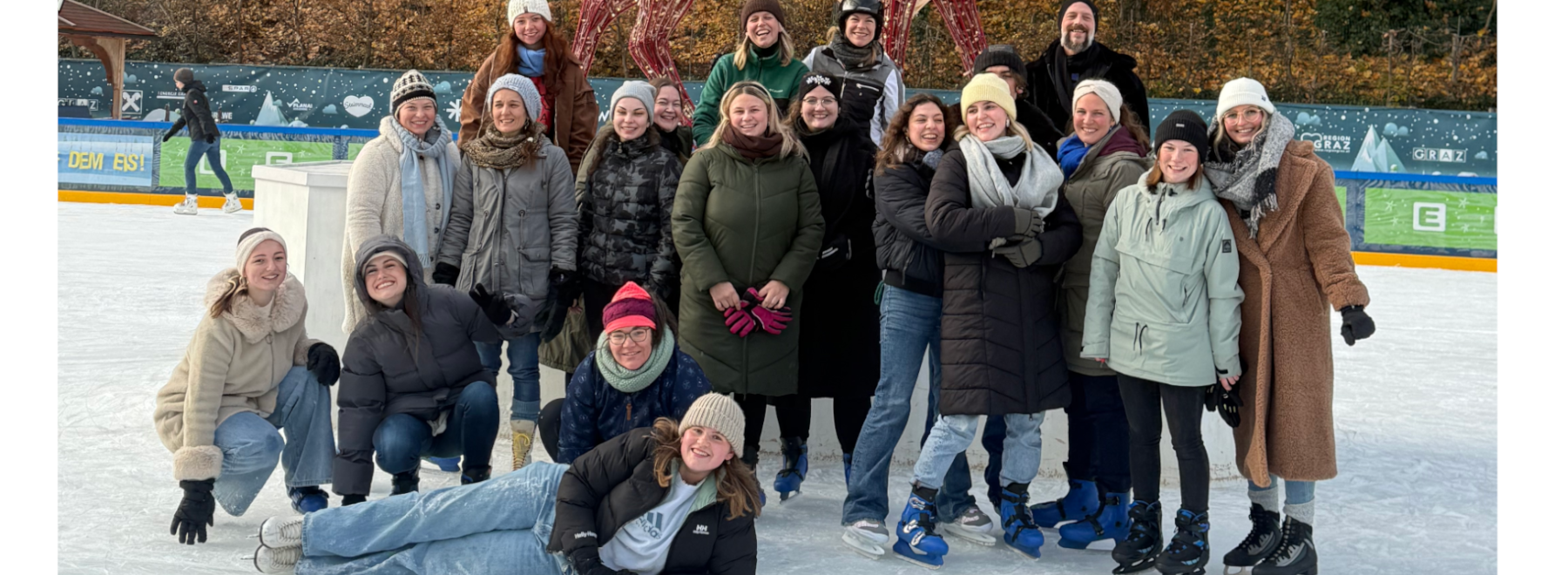 Studierendengruppe beim Eislaufen