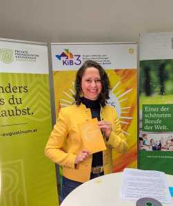 Vortragende mit Buch