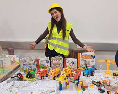 Studierende mit Lernmaterialien