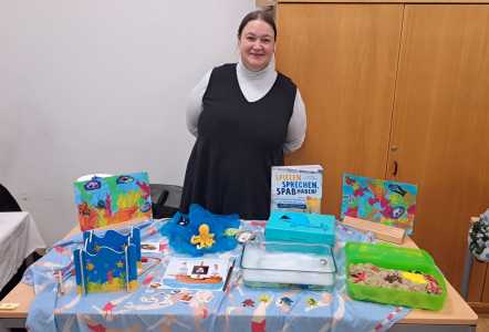 Studierende mit Lernmaterialien