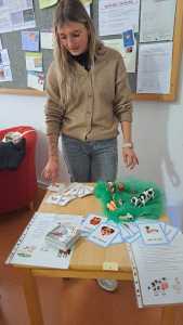 Studierende mit Lernmaterialien