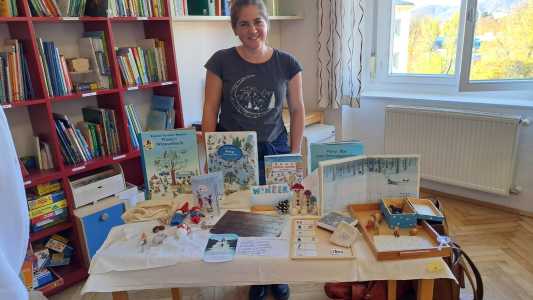 Studierende mit Lernmaterialien