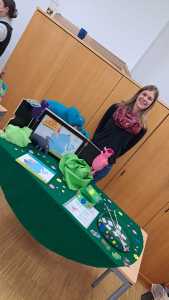 Studierende mit Lernmaterialien