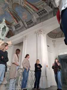 Studierendengruppe mit Museumspädagogin