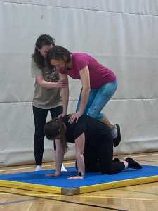 akrobatische Übungen der Studierenden