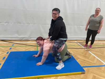 akrobatische Übungen der Studierenden