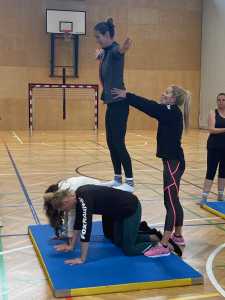 akrobatische Übungen der Studierenden