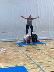 akrobatische Übungen der Studierenden