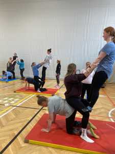 akrobatische Übungen der Studierenden