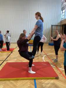 akrobatische Übungen der Studierenden