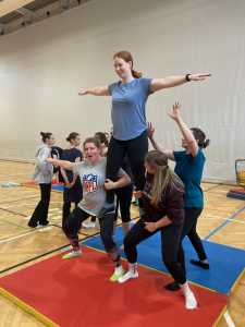 akrobatische Übungen der Studierenden