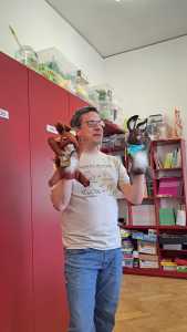 Vortragender mit 2 Handpuppen - Hase und Eichhörnchen