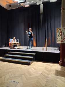 Performende Studierende auf der Bühne
