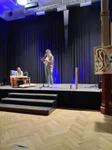 Performende Studierende auf der Bühne