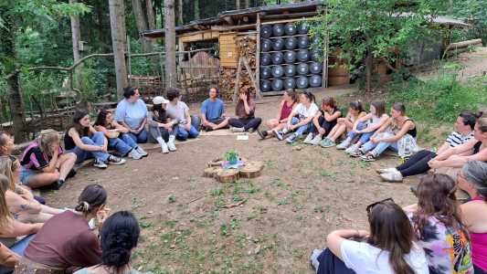 Studierendengruppe mit Anleitenden im Waldkindergarten