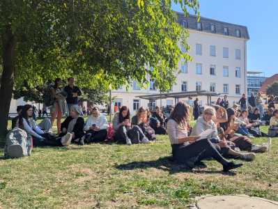 Studierende beim Eröffnungsritual im Freien
