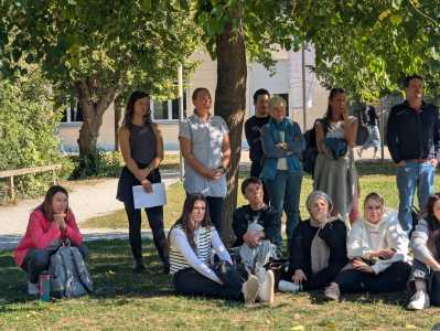 Studierende und Lehrende beim Eröffnungsritual im Freien