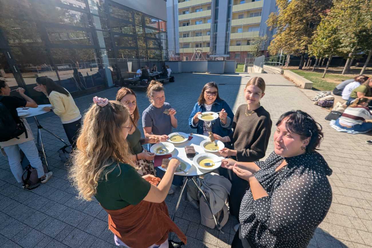Studierende mit Suppe
