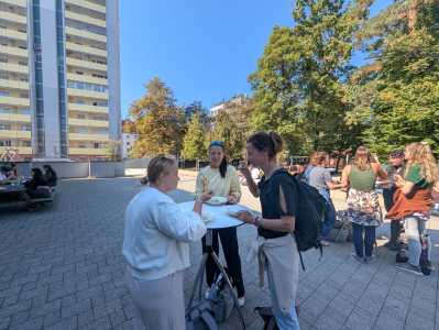 Studierende beim Suppe-Essen