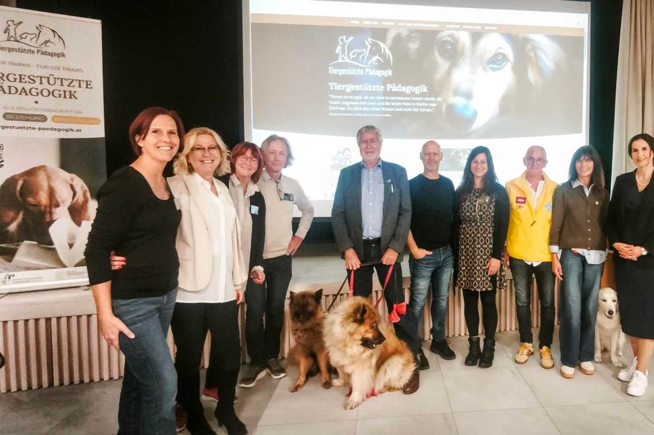Gruppenbild mit Hunden und Vortragenden