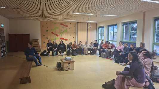 Studierende in elementarpädagogischer Bildungseinrichtung